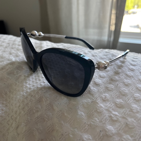 CHANEL Black , white Chanel pearl Wraparound Sunglasses with Matte Finish - Picture 4 of 12